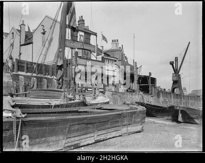 Aussicht auf Whitby, Wapping Wall, Wapping, Tower Hamlets, Greater London Authority, 1930er Jahre. Die Flusshöhe des Pub Prospect of Whitby von Südwesten am Flussufer bei Wapping mit Lastkähne im Vordergrund. Das Prospect of Whitby Public House stammt aus der Zeit um 1520 und gilt als Londons ältester Pub am Flussufer. Stockfoto