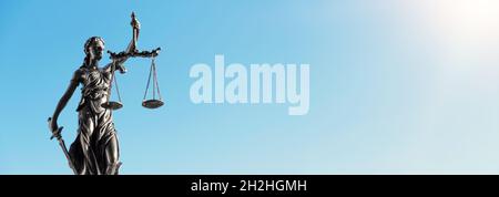 Gesetz, Rechtskonzept mit Dame Gerechtigkeit Statue. Breites Bild mit Kopierbereich Stockfoto