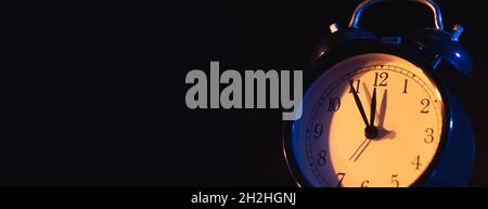 Fünf Minuten vor Mitternacht. Ändern der Uhren, Zeiteinstellung, Sommerzeit oder neues Jahr Konzept auf Retro analoge Uhr, breiten Raum Hintergrund kopieren Stockfoto