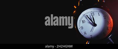 Fünf Minuten vor Mitternacht. Ändern der Uhren, Zeiteinstellung, Sommerzeit oder neues Jahr Konzept auf Retro analoge Uhr, breiten Raum Hintergrund kopieren Stockfoto
