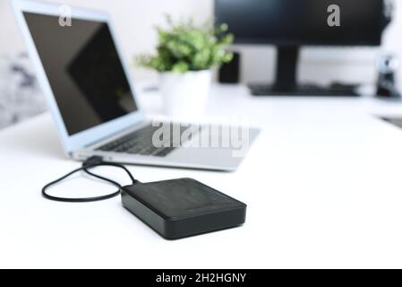 Externe Backup-Festplatte Festplatte an Laptop angeschlossen Stockfoto