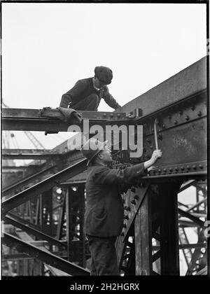 Abriss der Waterloo Bridge, Lambeth, Greater London Authority, 1936. Zwei Männer, die während des Abrisses der alten Waterloo Bridge an einem Träger arbeiteten. Die Waterloo-Brücke, die während des Abrisses gezeigt wird, wurde von John Rennie entworfen und 1817 eröffnet. Der Abriss der Brücke fand in den 1930er Jahren statt und die beiden auf dem Foto gezeigten Männer demontieren einen temporären Stahlrahmen, der 1925 errichtet worden war. Die Brücke wurde später in den 1940er Jahren durch eine andere ersetzt. Stockfoto