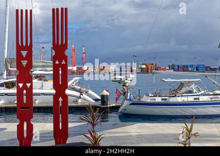 Tahiti, Französisch-Polynesien: Segelboote entlang des Kais und Übersicht der Container im Handelshafen von Papeete Stockfoto