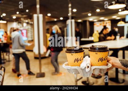 McDonald's Kaffee zum Mitnehmen in einem Halter am Halter des Mannes Stockfoto