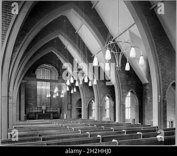 The Immaculate Heart of Mary Roman Catholic Church, Springwell Road, Sunderland, 1950-1955. Innenansicht des Kirchenschiffs der Unbefleckten Herzen Mariens römisch-katholische Kirche, Sunderland. Die alternative Archivnummer von D3999 bezieht sich auf die von den Philipson-Fotografen angegebene Nummer. Stockfoto