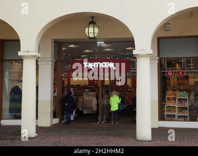 Außenansicht von TK Maxx und seinem Logo in Worthing, Großbritannien. Stockfoto