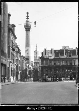 The Monument, Monument Street, City and County of the City of London, Greater London Authority, 1930er Jahre. Blick von Norden auf die Gracechurch Street mit dem Monument und der dahinter gelegenen St. Magnus Martyr's Church. Stockfoto