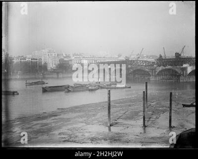 Abriss der Waterloo Bridge, Lambeth, Greater London Authority, 1936. Ein Blick nach Nordosten über die Themse, der die alte Waterloo Bridge im Abriss zeigt. Die Waterloo Bridge wurde von John Rennie entworfen und 1817 eröffnet. Es wurde in den 1930er Jahren abgerissen und in den 1940er Jahren durch eine andere Brücke ersetzt. Stockfoto