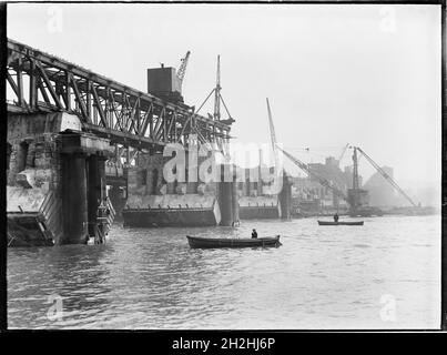 Abriss der Waterloo Bridge, Lambeth, Greater London Authority, 1936. Ein Blick über die Themse, der den Abriss der alten Waterloo Bridge zeigt. Die Waterloo-Brücke, die während des Abrisses gezeigt wird, wurde von John Rennie entworfen und 1817 eröffnet. Später wurde es in den 1930er Jahren abgerissen und in den 1940er Jahren durch eine andere Brücke ersetzt. Stockfoto