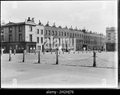 Cumberland Market, Regents Park, Camden, Greater London Authority, 1930er Jahre. Ein Blick nach Südosten über den Cumberland Market auf eine Terrasse mit Häusern auf der Ostseite des Platzes, südlich der Edward Street, und zeigt den King's Head Pub auf der Südseite des Platzes. Cumberland Market war ein Heu- und Strohmarkt vom frühen 19. Jahrhundert bis in die späten 1920er Jahre. In den frühen 1930er Jahren wurden Gebäude in der Gegend abgerissen, um Platz für die unterbringung des rates zu schaffen, und noch mehr von der Gegend wurde durch Bombardierungen im Zweiten Weltkrieg zerstört. Die übrigen Gebäude wurden 1950-51 abgerissen und die Regent's Pa Stockfoto