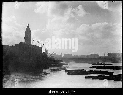 Oxo Tower Wharf, Bargehhouse Street, Southwark, Greater London Authority, 1930er Jahre. Blick auf die Oxo Tower Wharf von Nordosten mit Waterloo Bridge in der Ferne. Stockfoto