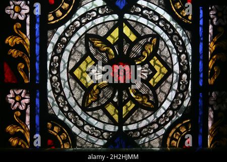 Detail eines Buntglasfensters in der St. Anthony's Kirche, St. Anthony-in-Roseland, Cornwall, Großbritannien. Restaurierung dieser Kirche aus dem 13. Jahrhundert Stockfoto