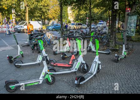 Elektroroller, Schlesisches Tor, Kreuzberg, Friedrichshain-Kreuzberg, Berlin, Deutschland Stockfoto