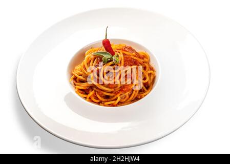 Spaghetti all'arrabbiata typisch italienische Pasta mit Tomatensauce, Knoblauch, Petersilie und würzigen Chili-Pfeffer in weißen Gericht isoliert auf dem weißen gekrönt Stockfoto