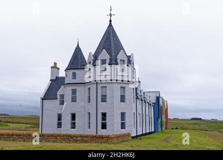 Das Inn at John o'Groats Hotel an der North Coast 500 Touristenroute im Norden Schottlands, Großbritannien - 18. Juli 2021 Stockfoto