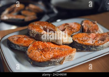 Frisch gekochtes Lachssteak aus nächster Nähe auf einem Teller Stockfoto