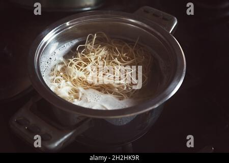 Ramen Nudeln kochen in einem Metalltopf Stockfoto