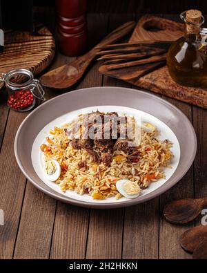 Usbekische Nationalgericht Pilaf mit Reis und Fleisch Stockfoto