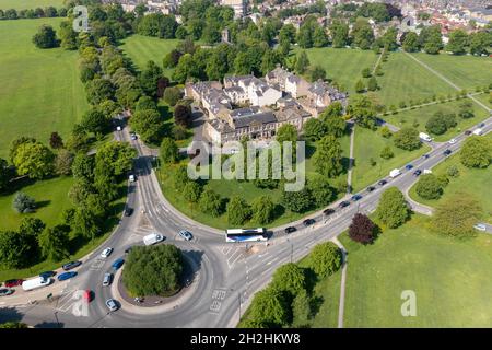 Luftaufnahme der schönen historischen Stadt Harrogate in Großbritannien, die die Wohnsiedlung am großen Kreisverkehr mit Feldern am eit zeigt Stockfoto