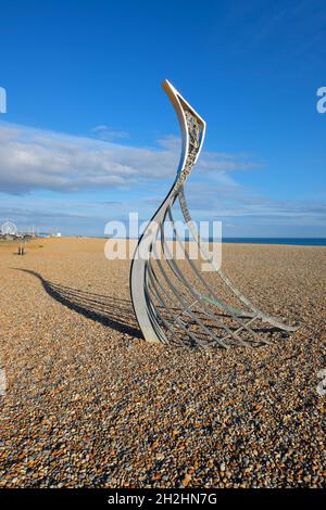 The Landing on Hastings Beach wurde vom lokalen Bildhauer Leigh Dyer in Hastings East Sussex England, Großbritannien, geschaffen Stockfoto