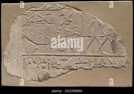 Fragment einer Stela, die das Fowlen in den Sümpfen darstellt, Sakkara, erste mittlere Periode, Dynastie 10 (ca. 2186-2061 v. Chr.). Stockfoto