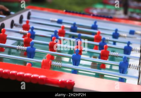 Tischfußball Spiel Tisch Kunststoff Spielzeug. Tischfußball mit selektivem Fokus. Fußballbrett Spiel für Spaß in diagonaler Linie. Immagine calcio balilla Stockfoto