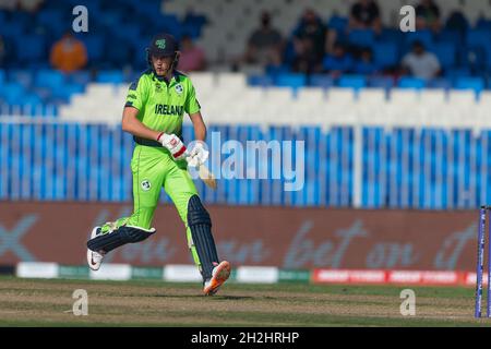 Sharjah, VAE, 22. Oktober 2021. Harry Tector von Irland in Aktion während des ICC Mens T20 Weltcup-Spiels zwischen Namibia und Irland im Sharjah Cricket Stadium, Sharjah, VAE am 22. Oktober 2021. Foto von Grant Winter. Nur zur redaktionellen Verwendung, Lizenz für kommerzielle Nutzung erforderlich. Keine Verwendung bei Wetten, Spielen oder Veröffentlichungen einzelner Clubs/Vereine/Spieler. Kredit: UK Sports Pics Ltd/Alamy Live Nachrichten Stockfoto