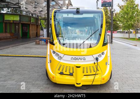 Adelaide, Südaustralien - 19. Oktober 2019: NavyEin fahrerloser EV-Shuttlebus lädt an einem Tag auf dem Victoria Square in Adelaide City Stockfoto