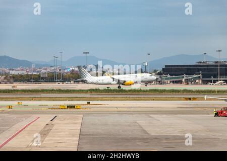 Barcelona, Spanien - 24. September 2021: Vueling Airlines EC-MDZ Airbus A320 nimmt am Flughafen Josep Tarradellas Barcelona - El Prat ab Stockfoto