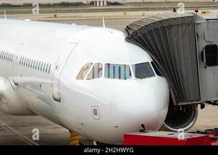 Flugzeug mit dem „Finger“-Flugzeug Zugang Gangway befestigt, Vorbereitung für den Start-Flug im Flughafen El Prat Stockfoto