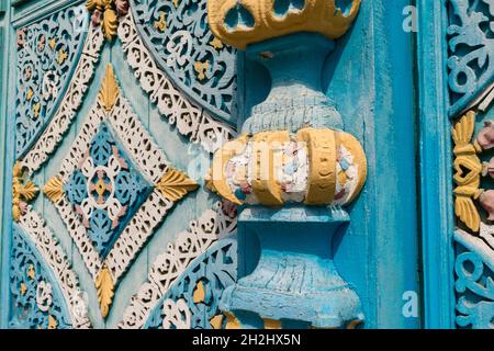 Detail der aufwendig verzierten Fassade/Tor der reichen Kaufmannsmansion im Ethnographischen Museum in der Nähe von Ulan-Ude gezeigt. Republik Burjatien, Russland Stockfoto