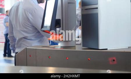 Eingang mit E-Pass. Medien. Automatischer Kontrollpunkt mit kontaktlosem Zugriff. Drehkreuz mit Kartenleser. Elektronischer Kontrollpunkt. Zutrittskontrollsystem. Stockfoto