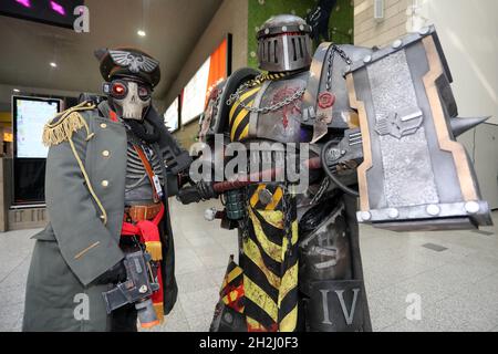 London, Großbritannien. Oktober 2021. Die Teilnehmer kleideten sich auf der MCM London Comic Con auf der Excel in London Credit: Paul Brown/Alamy Live News Stockfoto