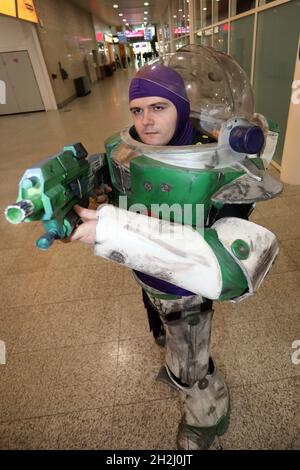 London, Großbritannien. Oktober 2021. Buzz Lightyear auf der MCM London Comic Con auf der Excel in London Credit: Paul Brown/Alamy Live News Stockfoto