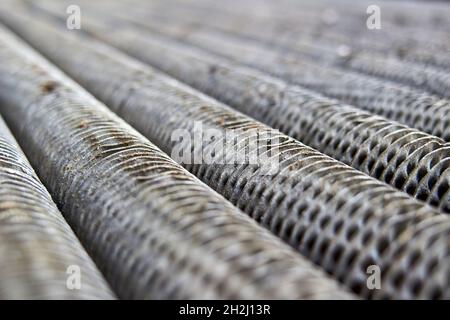 Verflüssigungssatz Aluminium Nahaufnahme veraltete Rohre Grill Perspektive diagonale Textur, Kompressor und Klimaanlage. Industrie Stockfoto