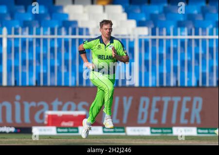 Sharjah, VAE, 22. Oktober 2021. Craig Young von Irland bowlen während des ICC Mens T20-Weltcup-Spiels zwischen Namibia und Irland am 22. Oktober 2021 im Sharjah Cricket Stadium, Sharjah, VAE. Foto von Grant Winter. Nur zur redaktionellen Verwendung, Lizenz für kommerzielle Nutzung erforderlich. Keine Verwendung bei Wetten, Spielen oder Veröffentlichungen einzelner Clubs/Vereine/Spieler. Kredit: UK Sports Pics Ltd/Alamy Live Nachrichten Stockfoto