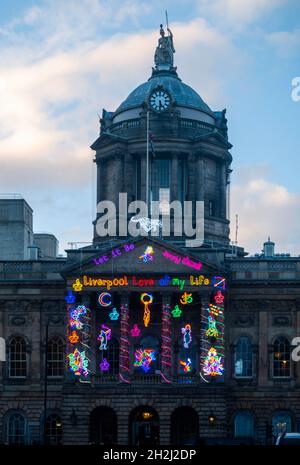 Liverpool Town Hall bei Nacht mit Straßenkunst am Fluss der Lichter Stockfoto