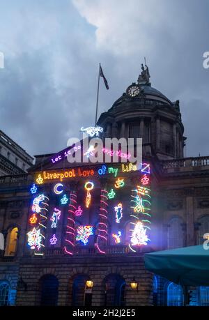 Liverpool Town Hall bei Nacht mit Straßenkunst am Fluss der Lichter Stockfoto