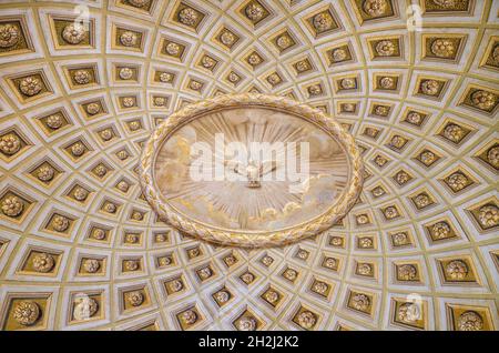 ROM, ITALIEN - 1. SEPTEMBER 2021: Das barocke Deckenfresko des Heiligen Geistes in der Seitenkapelle der Kirche Chiesa di Santa Maria in Campitelli. Stockfoto