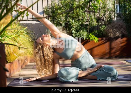 Schöne junge Frau praktiziert Yoga im Freien. Gesundes Lifestyle-Konzept Stockfoto