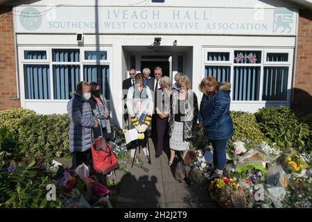 Leigh on Sea Essex, Großbritannien. Oktober 2021. Ein zweiminütiges Schweigen in der Iveagh Hall Leigh auf See, dem konservativen Hauptquartier des Wahlkreises Southend West des Abgeordneten Sir David Amess, der vor einer Woche am 15. Oktober 2021 in der nahe gelegenen methodistischen Kirche Belfairs erstochen wurde. Quelle: MARTIN DALTON/Alamy Live News Stockfoto