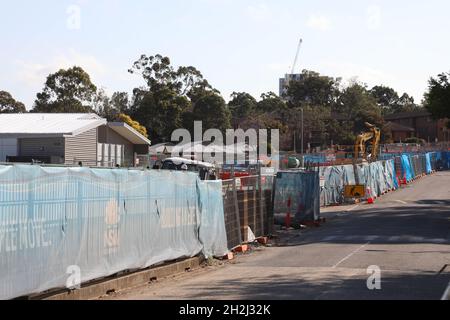 North Parramatta, NSW, Australien. Oktober 2021. Die Parramatta Light Rail wird Westmead über das CBD von Parramatta mit Carlingford verbinden und soll 2023 fertiggestellt werden. Abgebildet ist ein Abschnitt durch das Cumberland Hospital. Kredit: Richard Milnes/Alamy Live Nachrichten Stockfoto