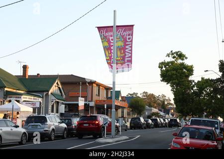Harris Park, NSW, Australien. Oktober 2021. ‘Happy Diwali Banner auf der Wigram Street, Harris Park, Sydneys Little India. Kredit: Richard Milnes/Alamy Live Nachrichten Stockfoto