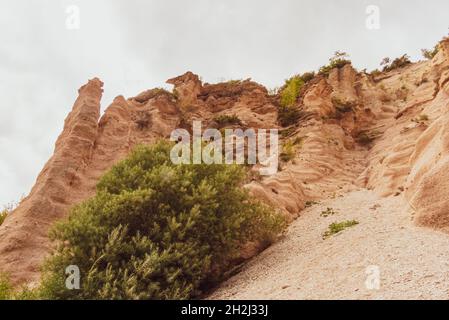 Wolken über dem Canyon der lahmen Rosse in der Nähe des Fiastra-Sees in den Marken Stockfoto