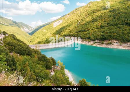 Damm des Lago di Fiastra in den Marken Stockfoto