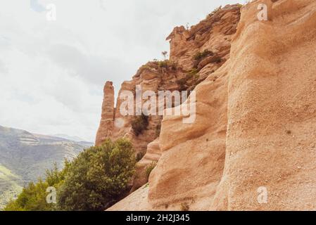 Wolken über dem Canyon der lahmen Rosse in der Nähe des Fiastra-Sees in den Marken Stockfoto