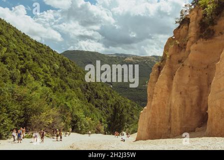 Wolken über dem Canyon der lahmen Rosse in der Nähe des Fiastra-Sees in den Marken Stockfoto