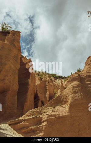 Wolken über dem Canyon der lahmen Rosse in der Nähe des Fiastra-Sees in den Marken Stockfoto