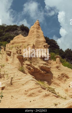 Wolken über dem Canyon der lahmen Rosse in der Nähe des Fiastra-Sees in den Marken Stockfoto