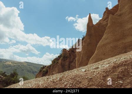 Wolken über dem Canyon der lahmen Rosse in der Nähe des Fiastra-Sees in den Marken Stockfoto